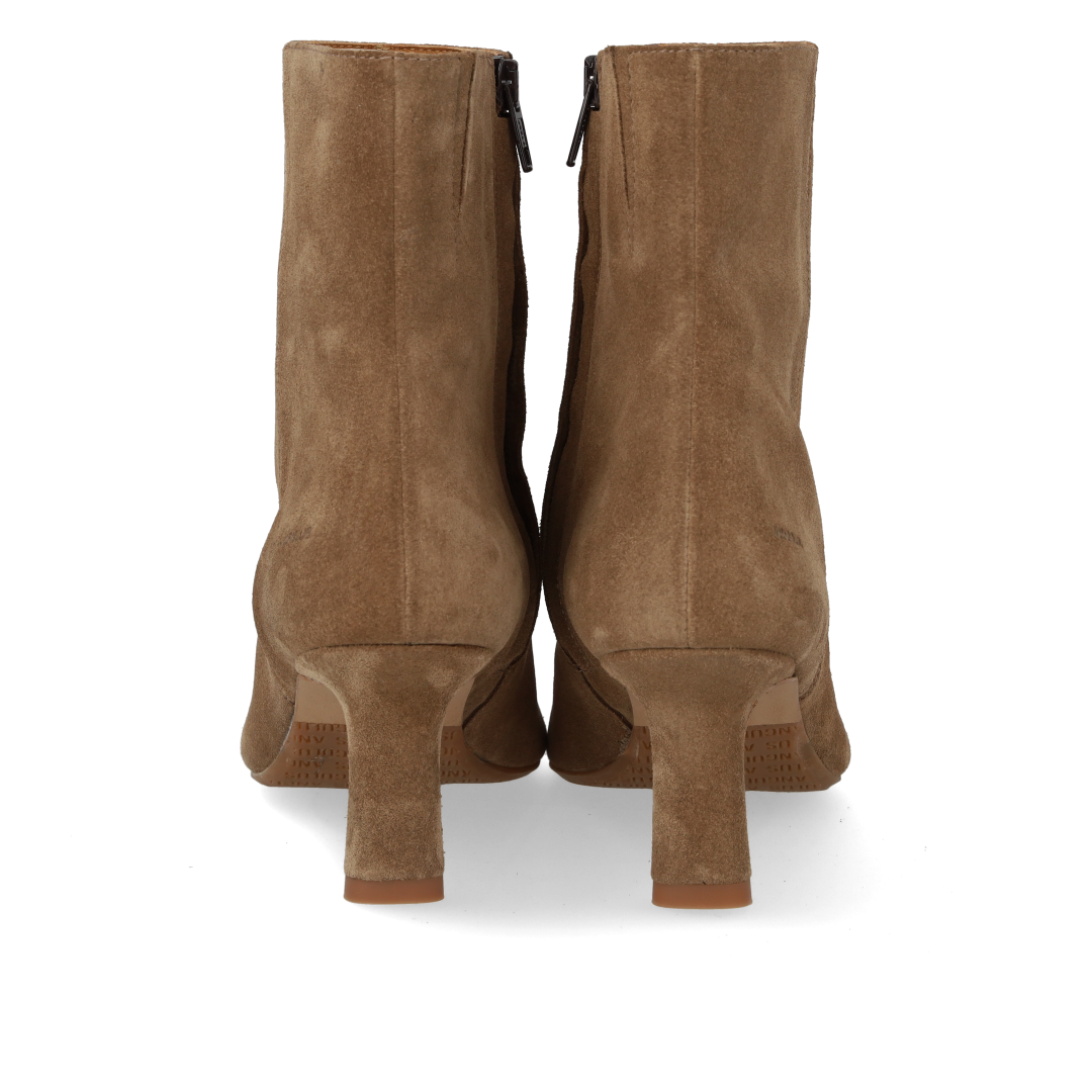 Skulpturale Stiefelette mit spitzer Zehenpartie