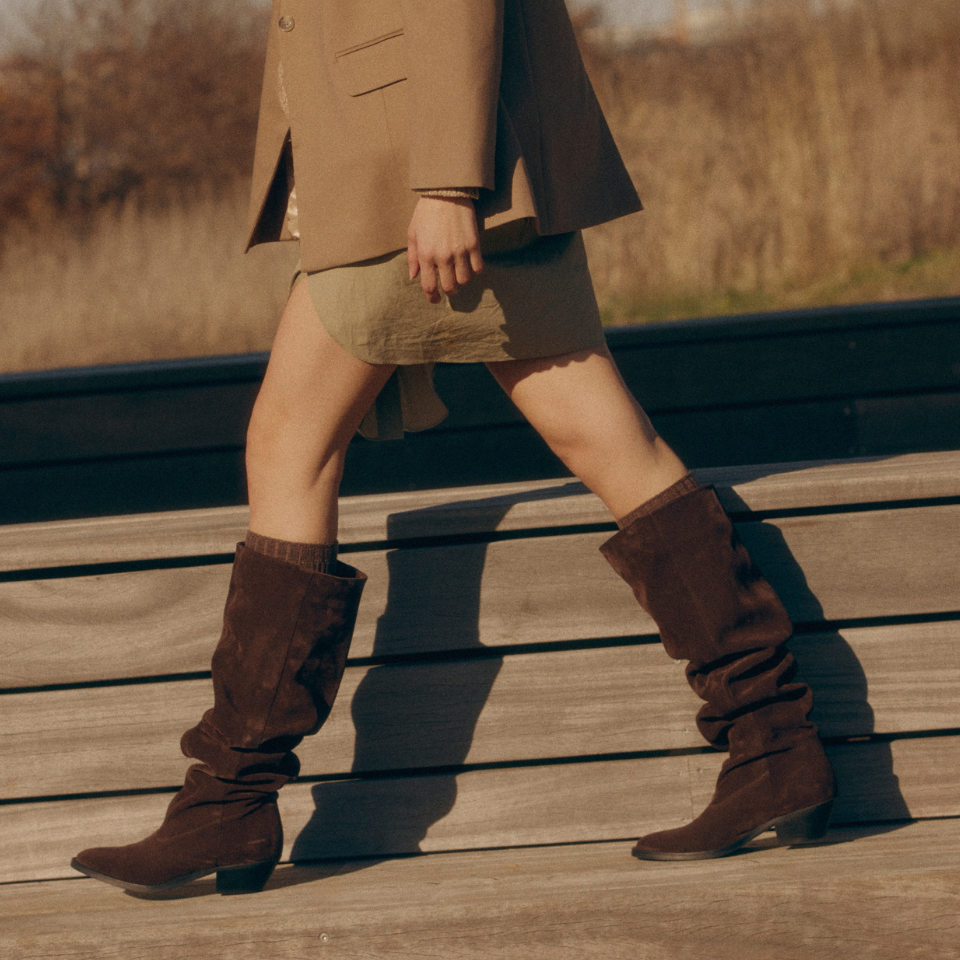 Langschaftiger Wildlederstiefel mit Raffung