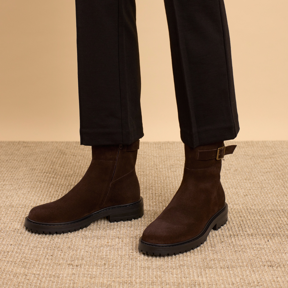Stiefel mit dekorativem Schnallendetail