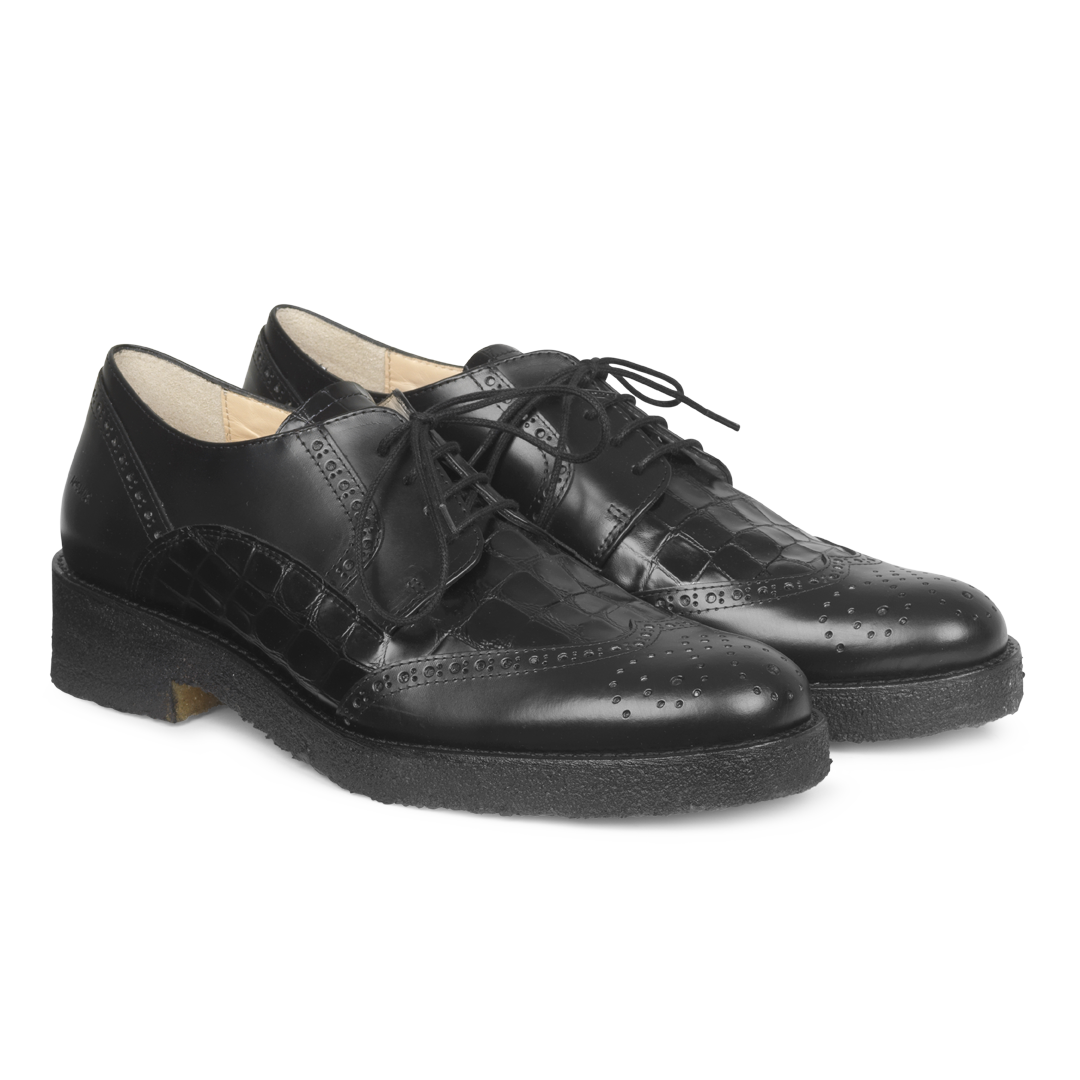 Schnürschuhe mit Lochmuster