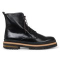 Stiefel mit Schnürsenkeln